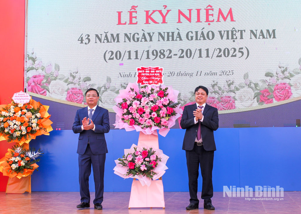 Đồng chí Trần Minh Thắng, Ủy viên Ban Thường vụ Tỉnh ủy, Bí thư Đảng ủy, Chủ tịch HĐND phường Nam Định tặng lẵng hoa tươi thắm chúc mừng thầy và trò Trường THPT chuyên Lê Hồng Phong.