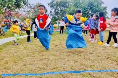 Bé tham gia hoạt động ngoài trời.